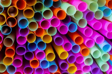 Birçok renkli pipet arkaplanına yakın