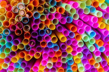 Birçok renkli pipet arkaplanına yakın