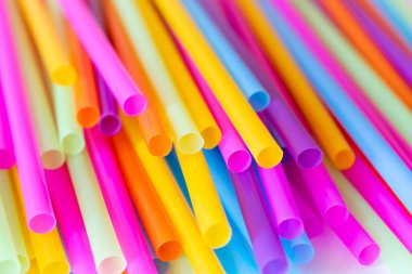 Birçok renkli pipet arkaplanına yakın