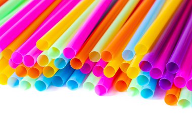 Beyaz arka planda renkli plastik pipetler