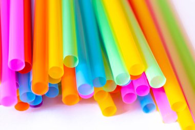 Beyaz arka planda renkli plastik pipetler