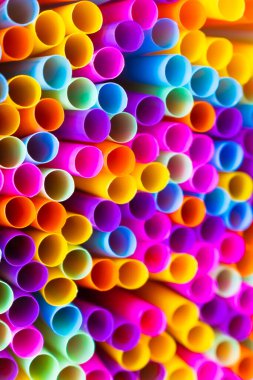 Birçok renkli pipet arkaplanına yakın