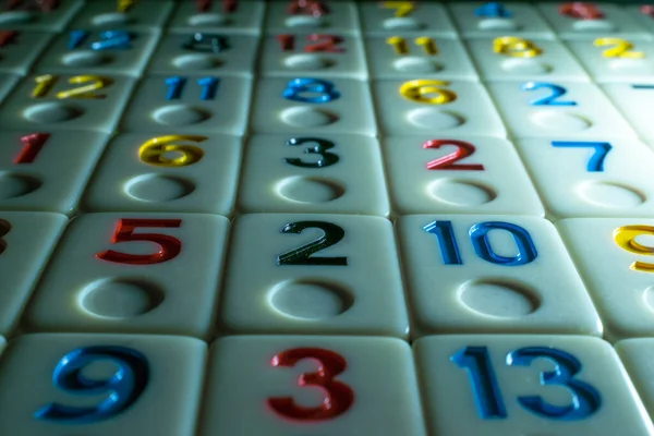 Masaya dizilmiş garip parçalar.