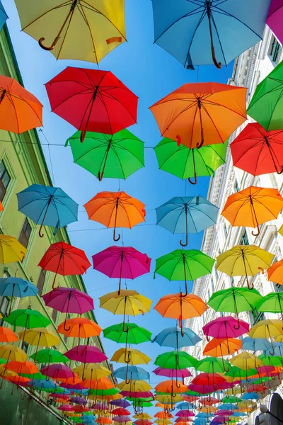 Paraguas Coloridos Que Cuelgan Sobre Las Viejas Calles Del Centro — Foto de Stock