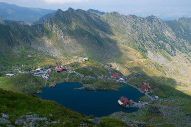 Blea Lac 'lı Panorama ve dağların yansımasıyla. 