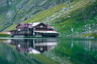 Blea Lac 'lı Panorama ve dağların yansımasıyla. 