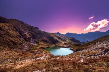 Fagaras Dağları 'ndan Capra Gölü üzerinde gün doğumu. Fotoğraf 03.09.2019 'da çekildi.