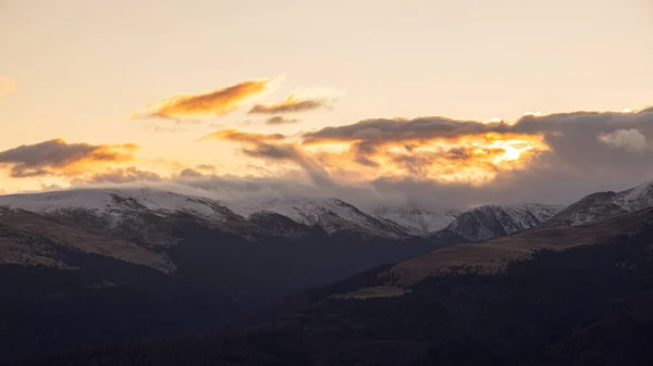 Cordillera Con Siluetas Visibles Través Niebla Colorida Mañana Montañas Tarcu — Foto de Stock