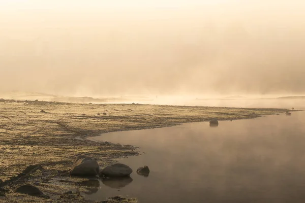 Ранним Утром Озере Туман Над Водой — стоковое фото