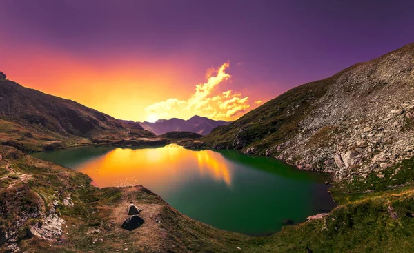 Fagaras Dağları 'ndan Capra Gölü üzerinde gün doğumu. Fotoğraf 03.09.2019 'da çekildi.