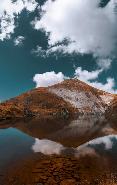 Reflejo Montañas Nubes Lago Glacial Foto Tomada 2019 — Foto de Stock