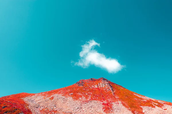 Montanha Vermelha Céu Azul Ciano Com Uma Nuvem Fotos De Bancos De Imagens