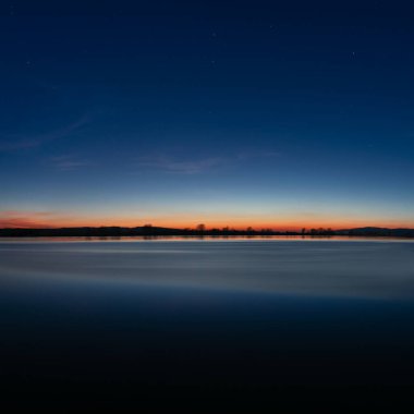 Suyun üzerinde gün doğumu gökyüzü