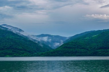 su manzarası ve tepeler