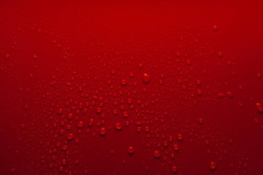Kırmızı arkaplanda su damlaları