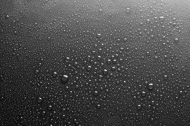 Koyu cam arkaplanda su damlaları