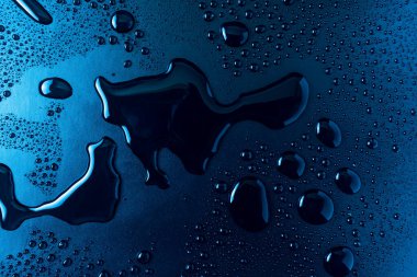 Mavi cam arkaplanda su damlaları