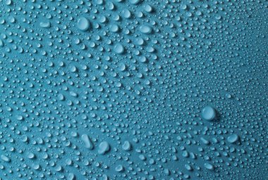 Mavi cam arkaplanda su damlaları