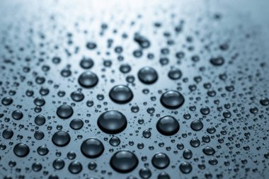 Mavi cam arkaplanda su damlaları