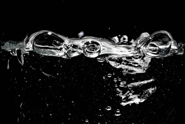 Čirý Vodní Povrch Černé Vlnité Bubliny — Stock fotografie