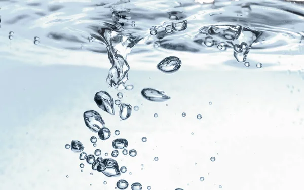 Beyaz arkaplanda bardağa su dök.