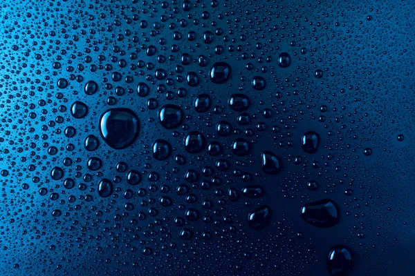 Gocce Acqua Uno Sfondo Vetro Blu — Foto Stock