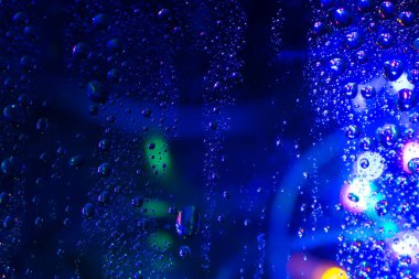 Su sıçramalarının arkasındaki renkli bokeh.