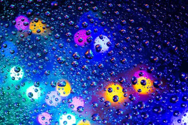 Su sıçramalarının arkasındaki renkli bokeh.