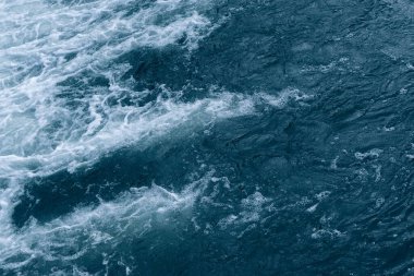 Düzensiz dalga yapısı olan mavi ve turkuaz su