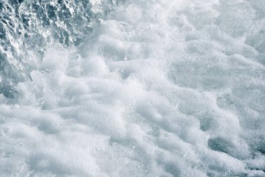 Düzensiz dalga yapısı olan mavi ve turkuaz su