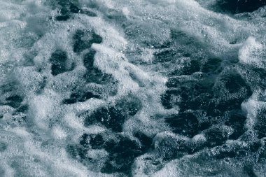 Düzensiz dalga yapısı olan mavi ve turkuaz su