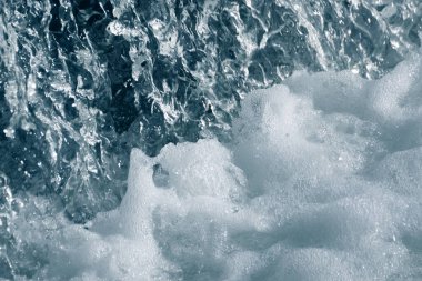 Düzensiz dalga yapısı olan mavi ve turkuaz su