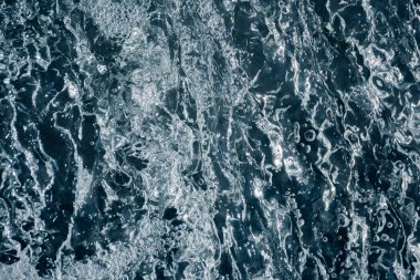 Düzensiz dalga yapısı olan mavi ve turkuaz su