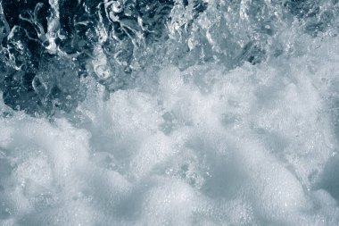 Düzensiz dalga yapısı olan mavi ve turkuaz su