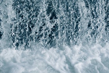 Düzensiz dalga yapısı olan mavi ve turkuaz su