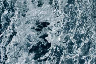 Düzensiz dalga yapısı olan mavi ve turkuaz su