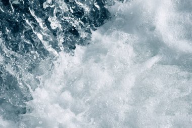 Düzensiz dalga yapısı olan mavi ve turkuaz su