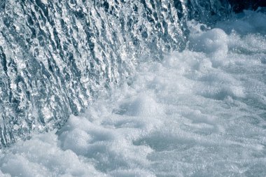 Düzensiz dalga yapısı olan mavi ve turkuaz su