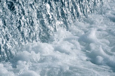 Düzensiz dalga yapısı olan mavi ve turkuaz su