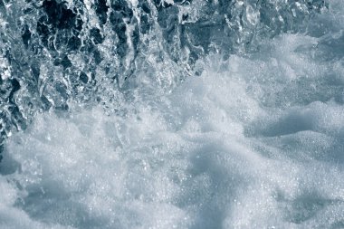 Düzensiz dalga yapısı olan mavi ve turkuaz su