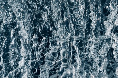 Düzensiz dalga yapısı olan mavi ve turkuaz su