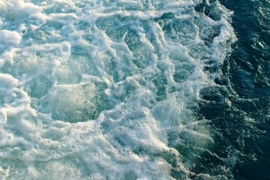 Düzensiz dalga yapısı olan mavi ve turkuaz su