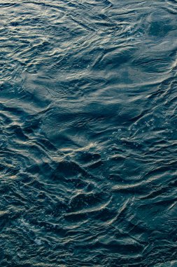 Düzensiz dalga yapısı olan mavi ve turkuaz su