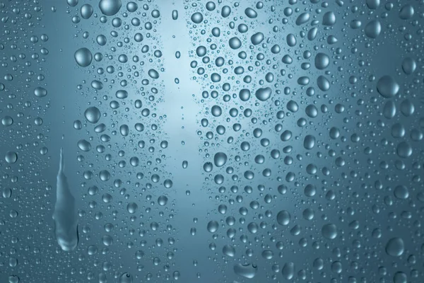 Tetesan Air Pada Latar Belakang Tekstur Kaca Biru — Stok Foto