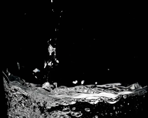 Καθαρή Επιφάνεια Νερού Μαύρο Χρώμα Κυματισμούς Και Φυσαλίδες — Φωτογραφία Αρχείου
