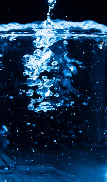 Giet Water Glas Zwarte Ondergrond — Stockfoto