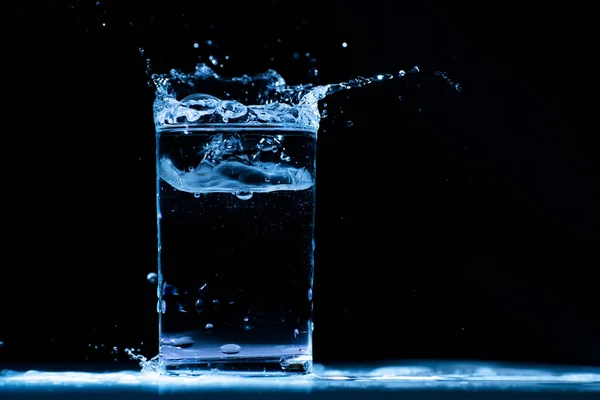 Pour Water Glass Black Background — Stock Photo, Image