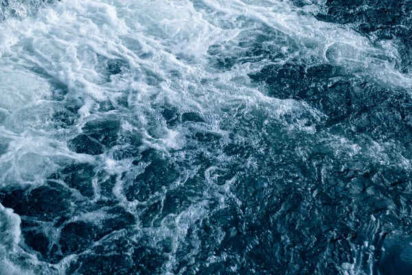 Blaues Und Türkisfarbenes Wasser Mit Unregelmäßiger Wellenstruktur — Stockfoto