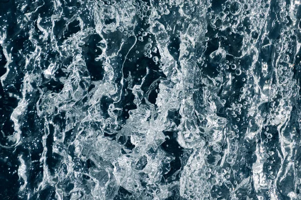 具有不规则波浪结构的蓝绿色水 — 图库照片