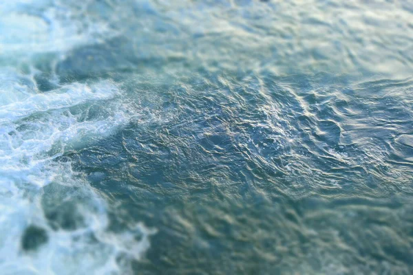 不規則な波構造の青とターコイズの水 — ストック写真
